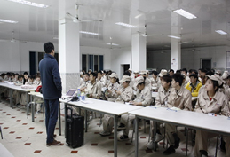 高总给员工开会